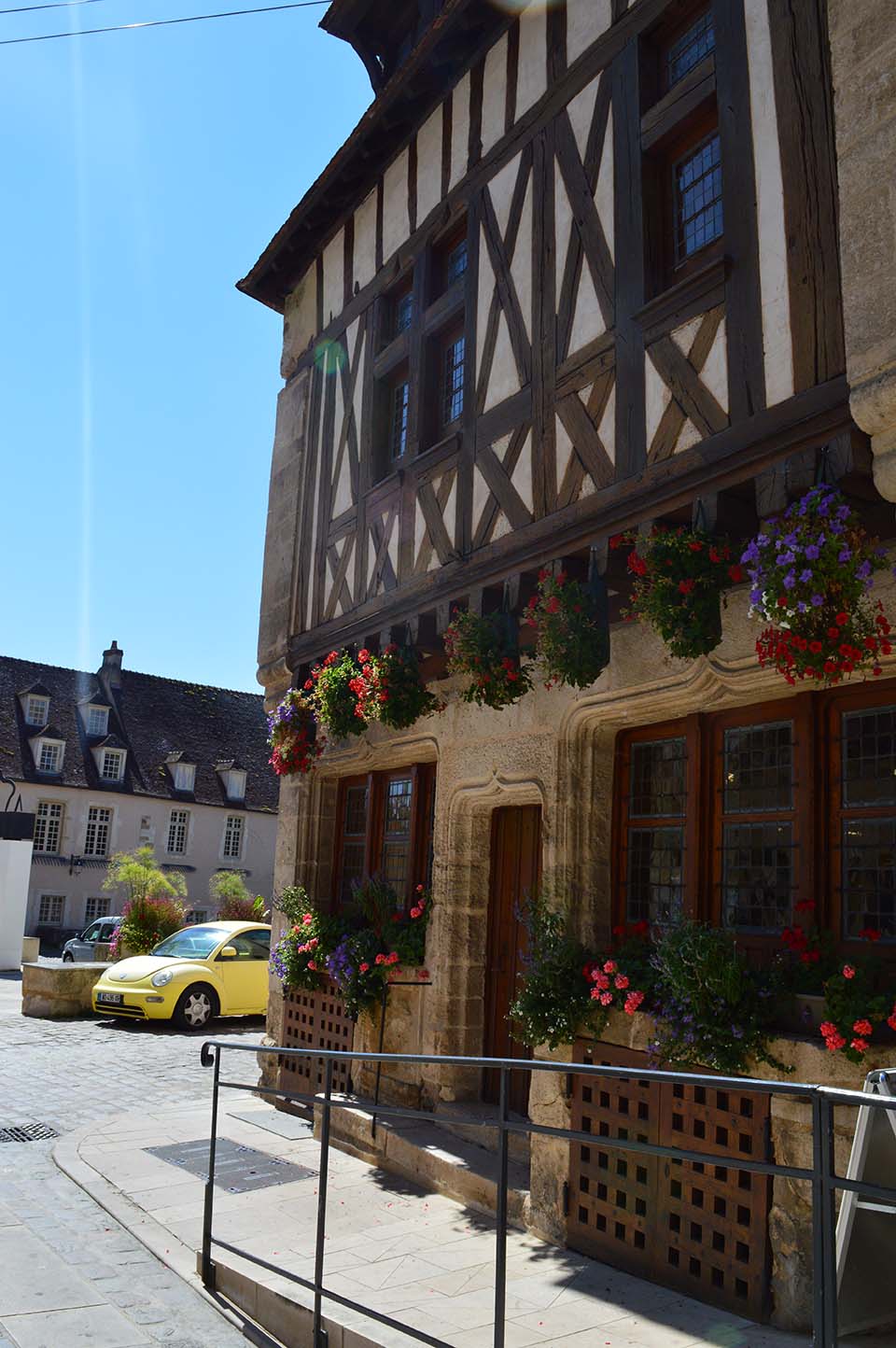 maison à colombage et arc des portes en accolade