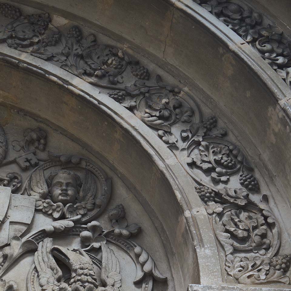 détail porche église cornas feuilles de vigne et raisins
