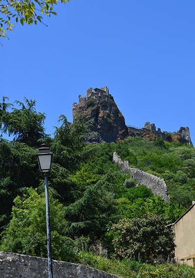 château de Rochemaure perché sur un dyke:cheminée volcanique